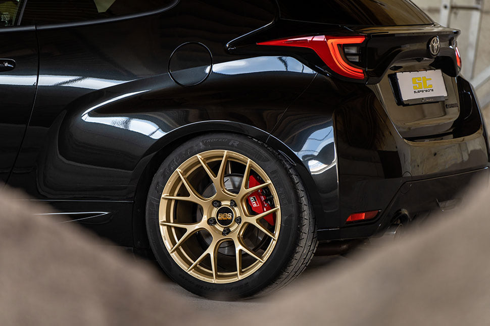 Goldene BBS Leichtmetallräder (RE-V7) verleihen dem Toyota GR Yaris das gewisse Extra
